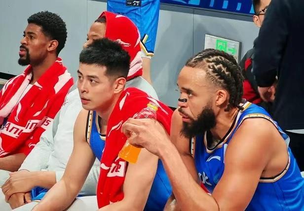 开云官网-CBA｜麦基首秀表现中规中矩，举火烧天扣篮令球迷兴奋不已