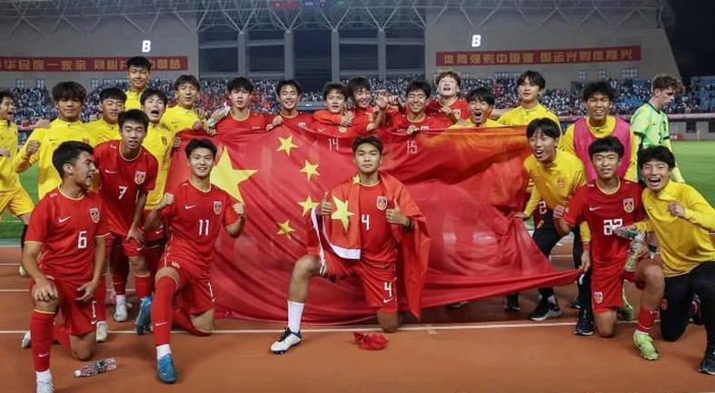 真怕黑色3分钟！国少最后阶段踢得太乱了 球迷：日本教练非蠢即坏